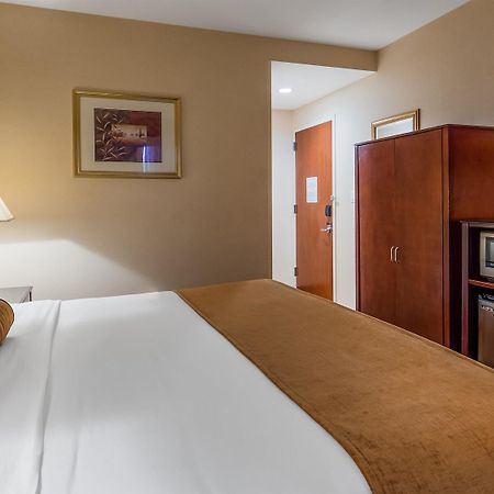 Best Western Plus Arena Hotel New York Buitenkant foto